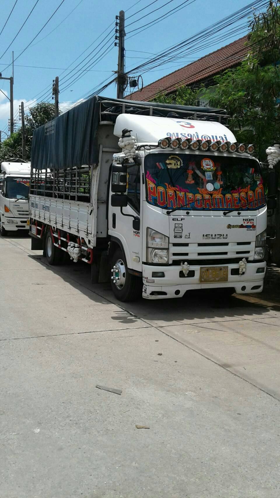 รถบรรทุก 6 ล้อ และรถพร้อมตู้คอนเทนเนอร์